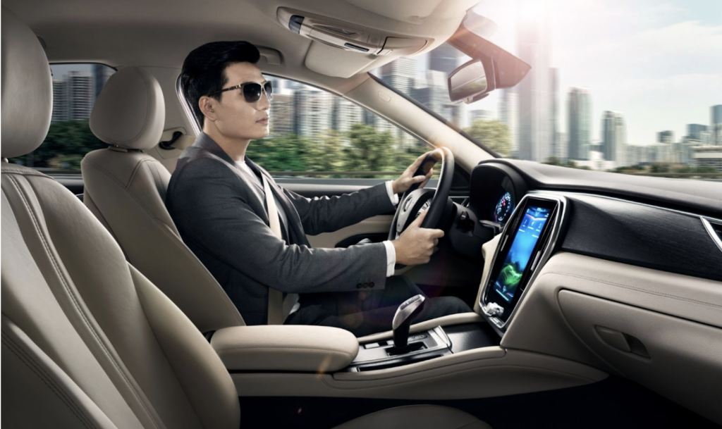 Người lái xe VinFast điều chỉnh chế độ lái trên màn hình cảm ứng.